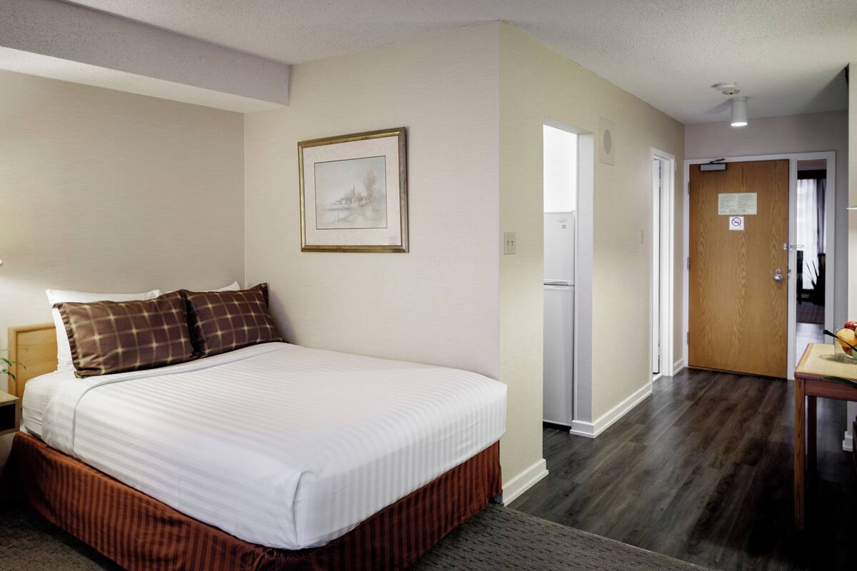 1 bedroom, desk, blackout curtains, soundproofing