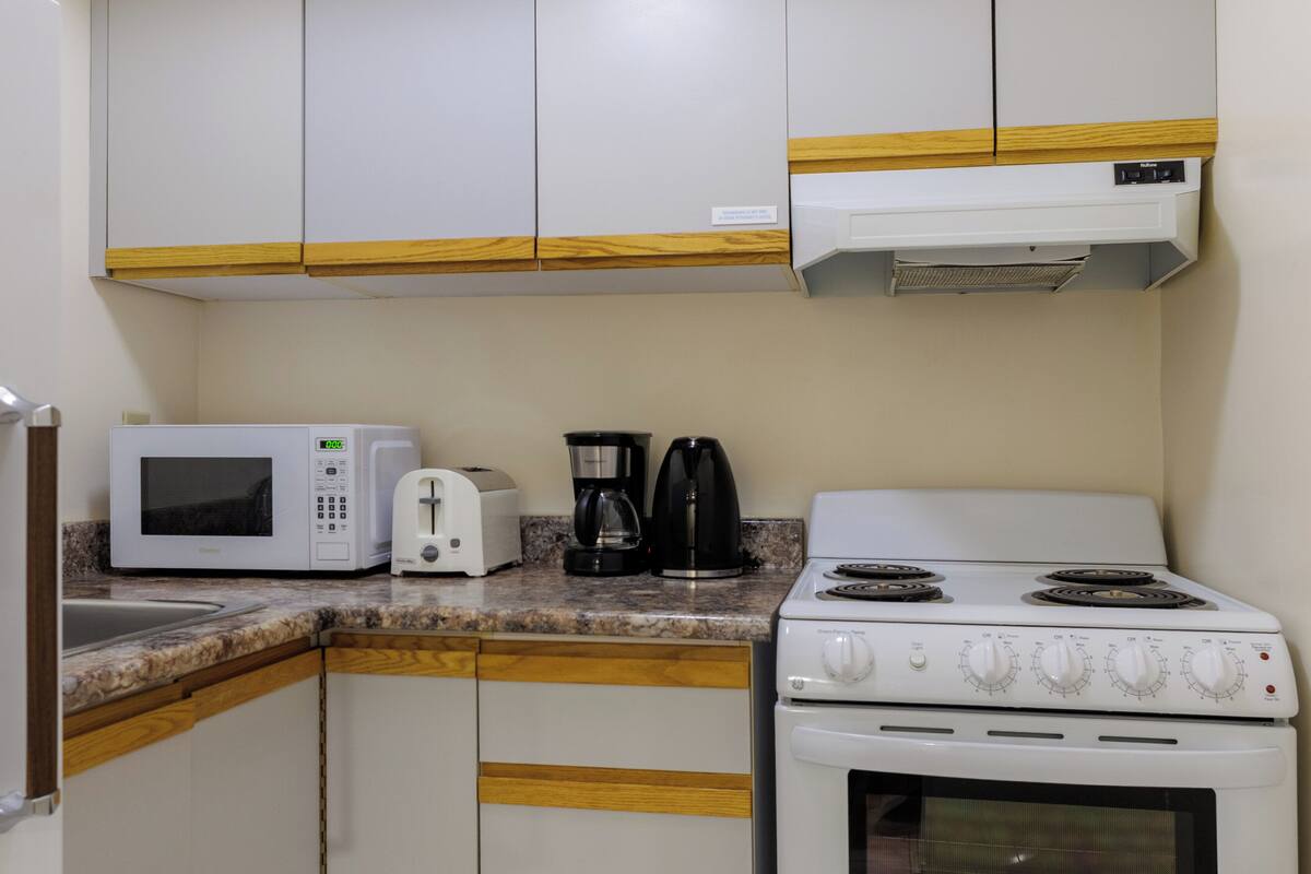 Coffee/tea maker, full-sized fridge, microwave, oven