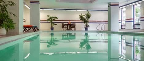 Innenpool, geöffnet von 09:00 Uhr bis 22:00 Uhr, Liegestühle