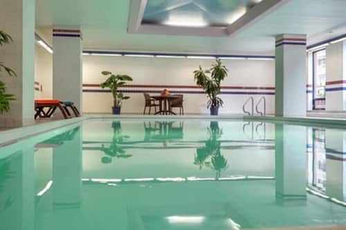 Piscina coperta, con ingresso dalle 08:00 alle 20:00, lettini