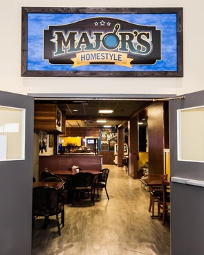 Breakfast, lunch and dinner served - Paradise Inn & Conference Centre (Grande Prairie)