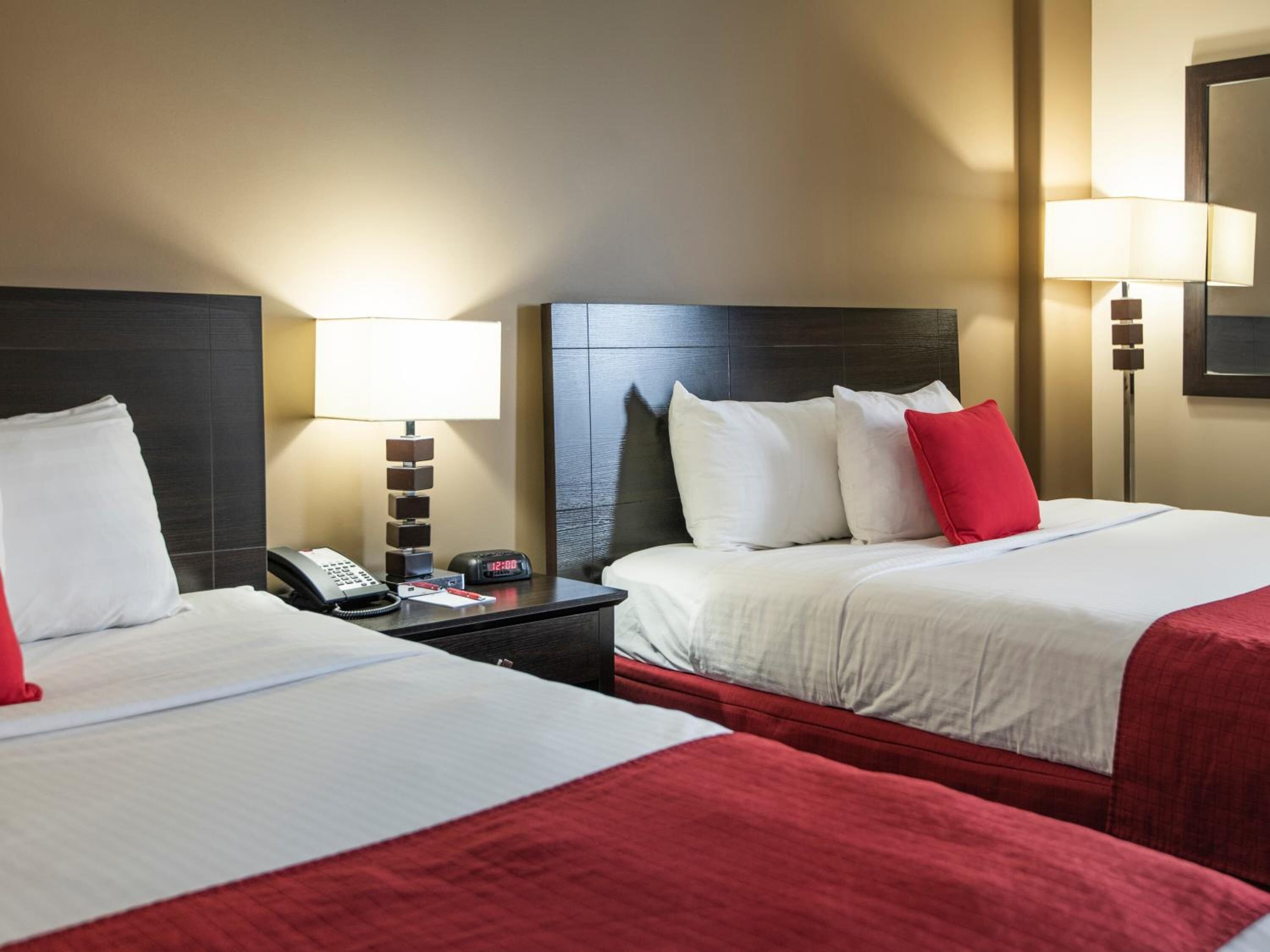 Bäddmadrasser, skrivbord, mörkläggningsgardiner och strykjärn/strykbräda