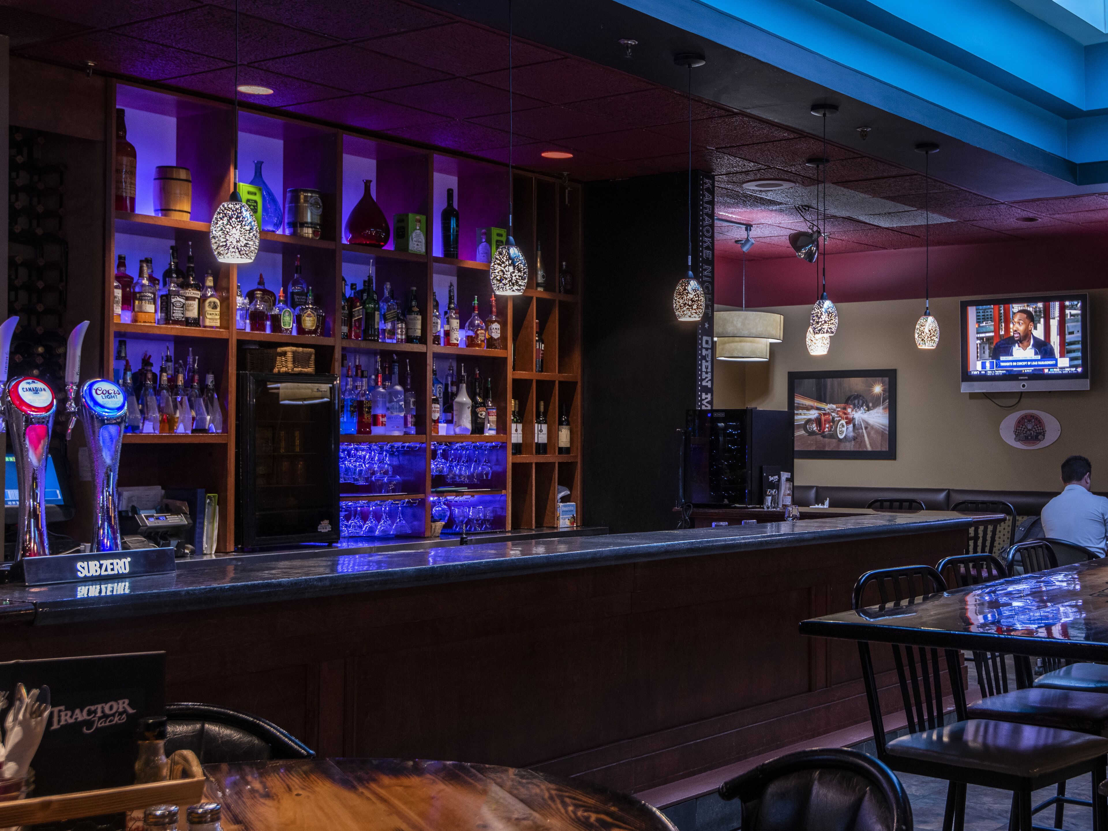 朝食、ランチ、ディナーに営業