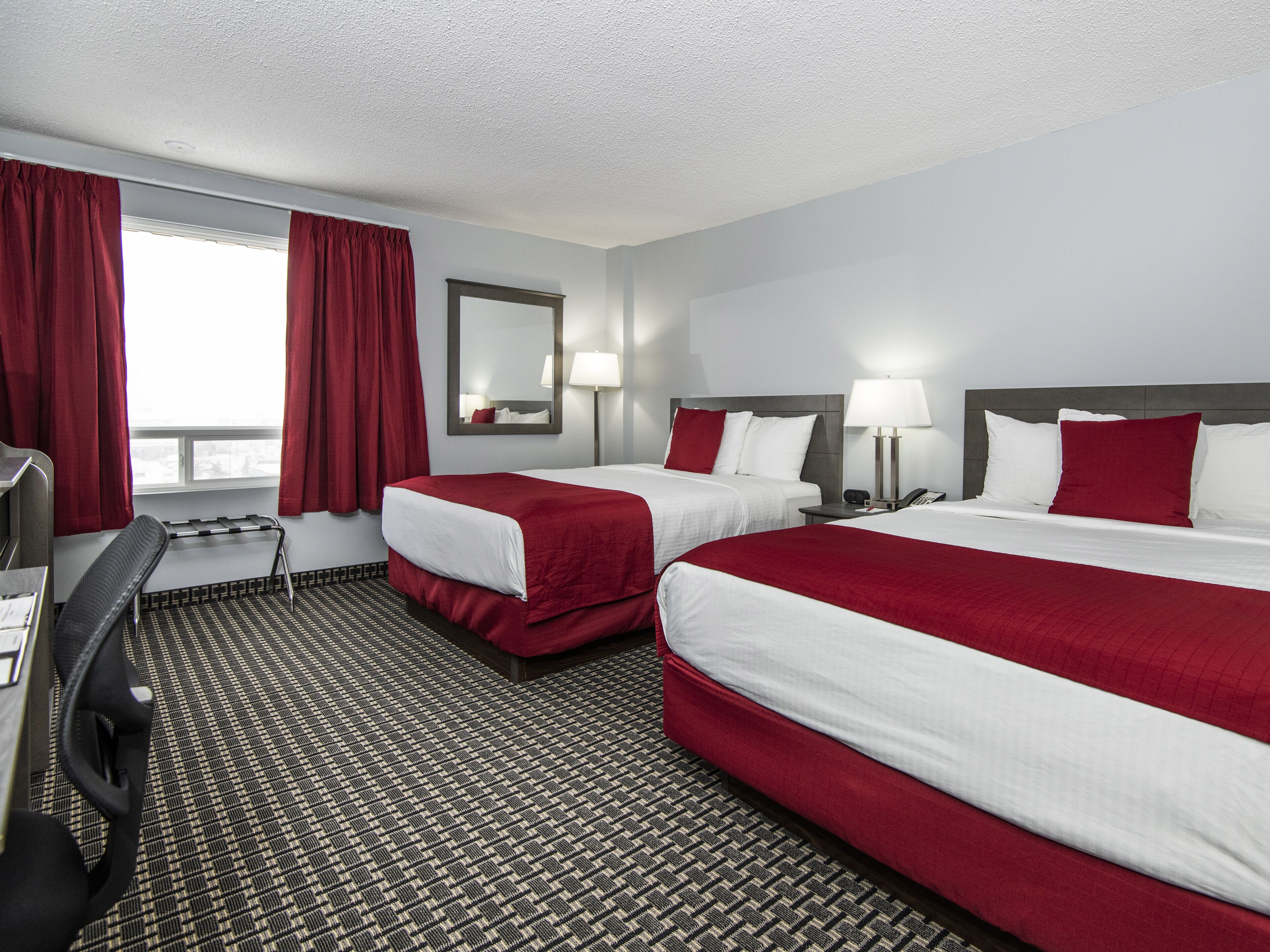 Deluxe-Doppelzimmer, 2 Queen-Betten | Pillowtop-Betten, Schreibtisch, Verdunkelungsvorhänge