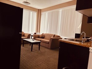 Suite, 1 Bedroom, Kitchenette | Private kitchen | Microwave, coffee/tea maker, toaster