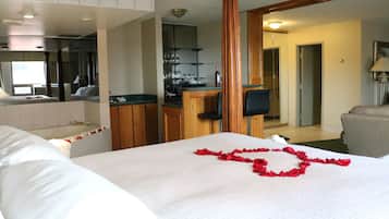 Suite, 1 très grand lit, baignoire à jets | Literie hypoallergénique, espace de travail pour ordinateur portable