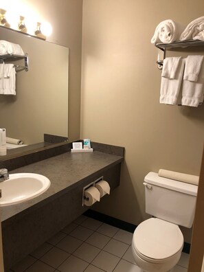 Superior Room | Bathroom - Nomad Hotel and Suites (Fort McMurray)