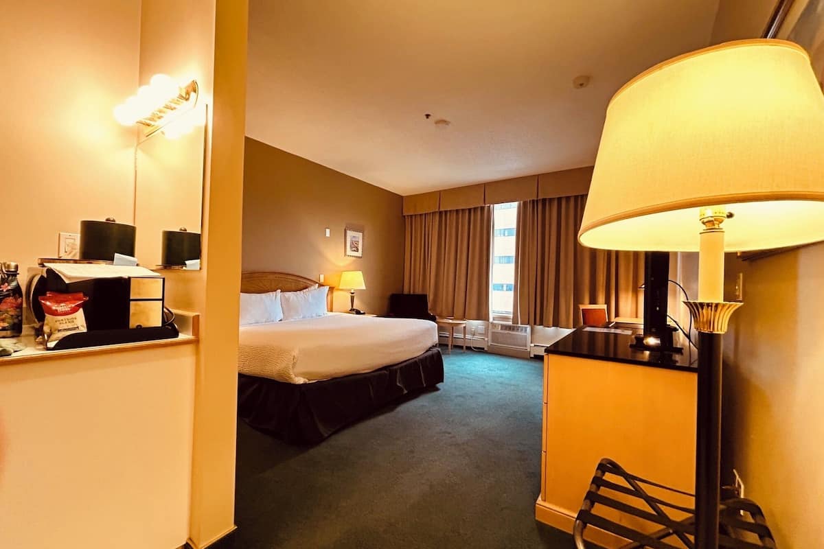 1 sovrum, allergitestade sängkläder och arbetsyta för laptop