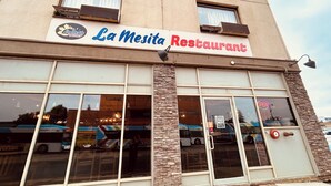 2 か所のレストラン : 朝食、ランチ、ディナーに営業