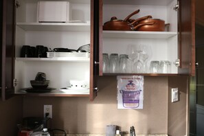 Suite Eksekutif | Dapur kecil pribadi | Microwave, mesin pembuat kopi/teh, dan pemanggang roti