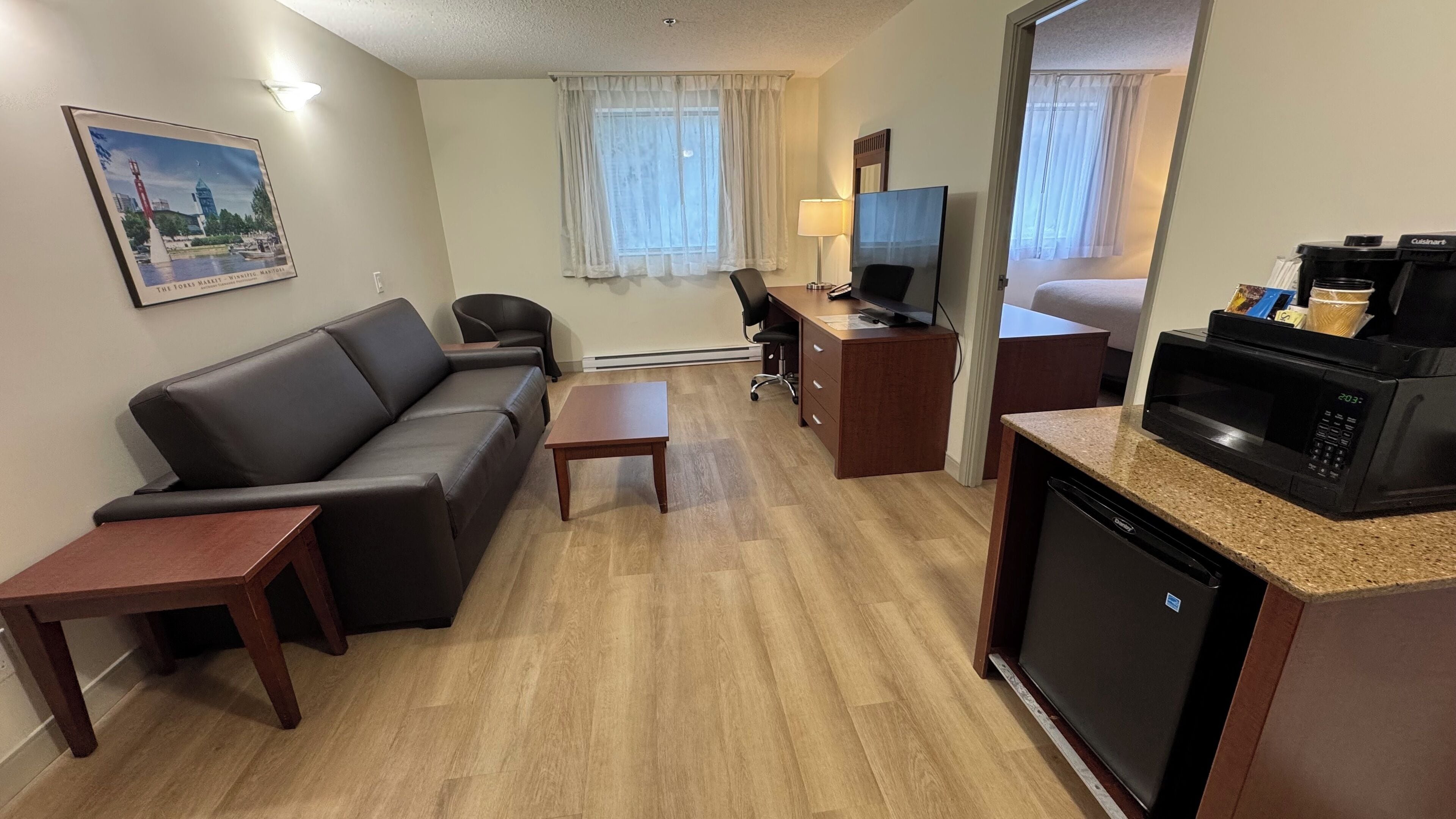 Chambre Deluxe | Coin séjour | Télévision à écran plat de 55 pouces avec chaînes par câble