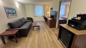 غرفة ديلوكس | منطقة المعيشة | تلفزيون بشاشة مسطحة بحجم 55-بوصة يعرض قنوات تلفزيونية باشتراك مدفوع