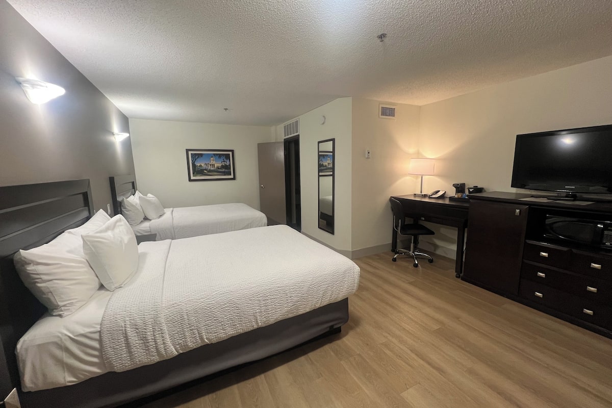 1 bedroom, hypo-allergenic bedding, desk, blackout curtains