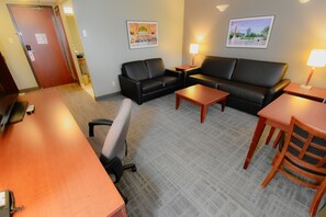 ملاءات للفراش لا تسبب الحساسية ومكتب وستائر تعتيم ومكواة/لوح كي