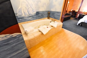 Family Suite | Jetted tub