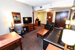 Suite, 1 habitación | Zona de estar | Una televisión de pantalla plana