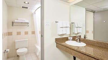 Un baño con inodoro, lavamanos y espejo.