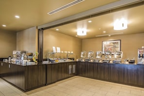Buffet déjeuner gratuit tous les jours
