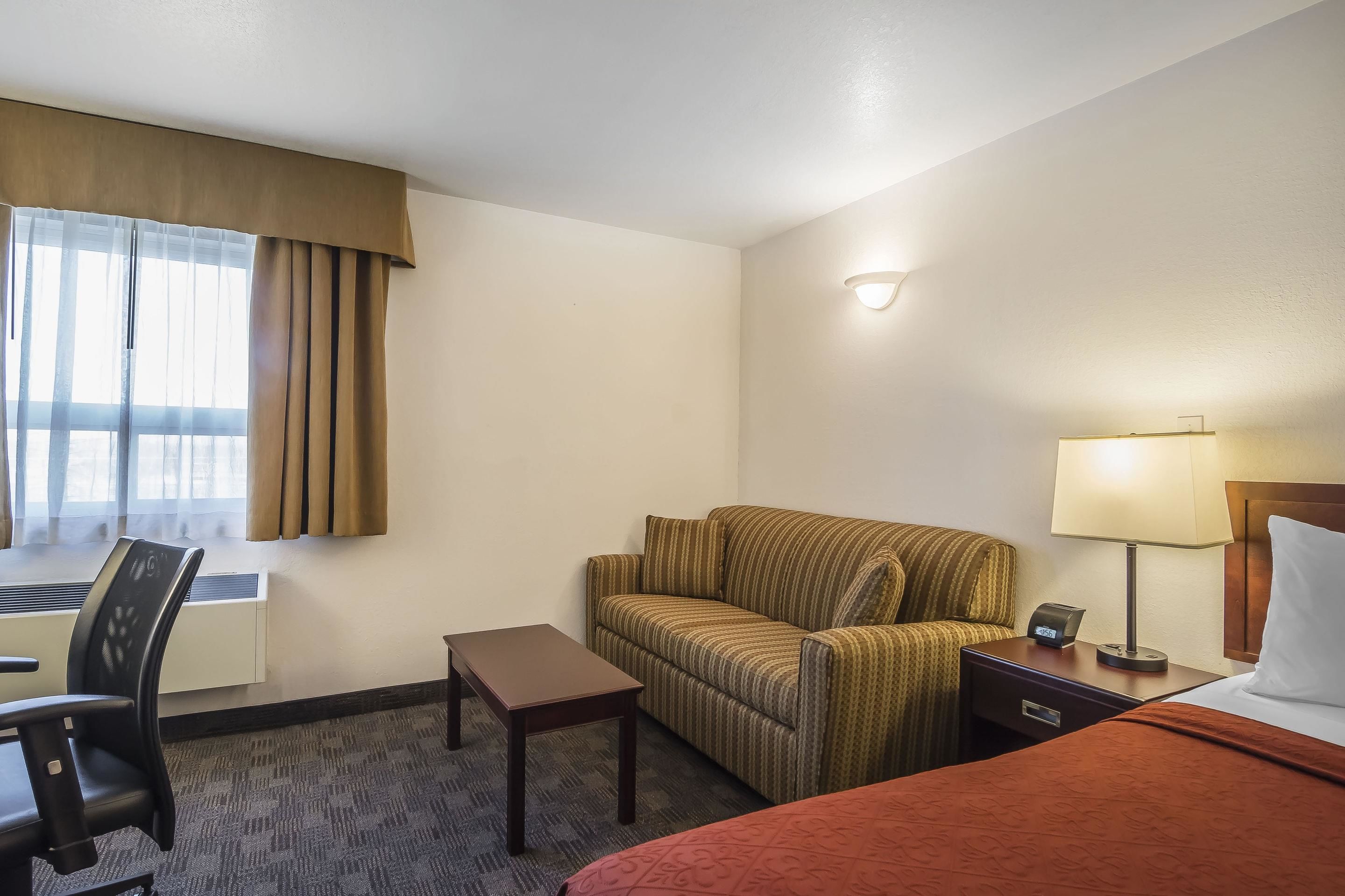 business room, 1 king bed | desk, iron/ironing board, free wifi, bed sheets