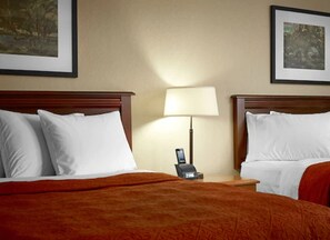 Escritorio, tabla de planchar con plancha, wifi gratis y ropa de cama 