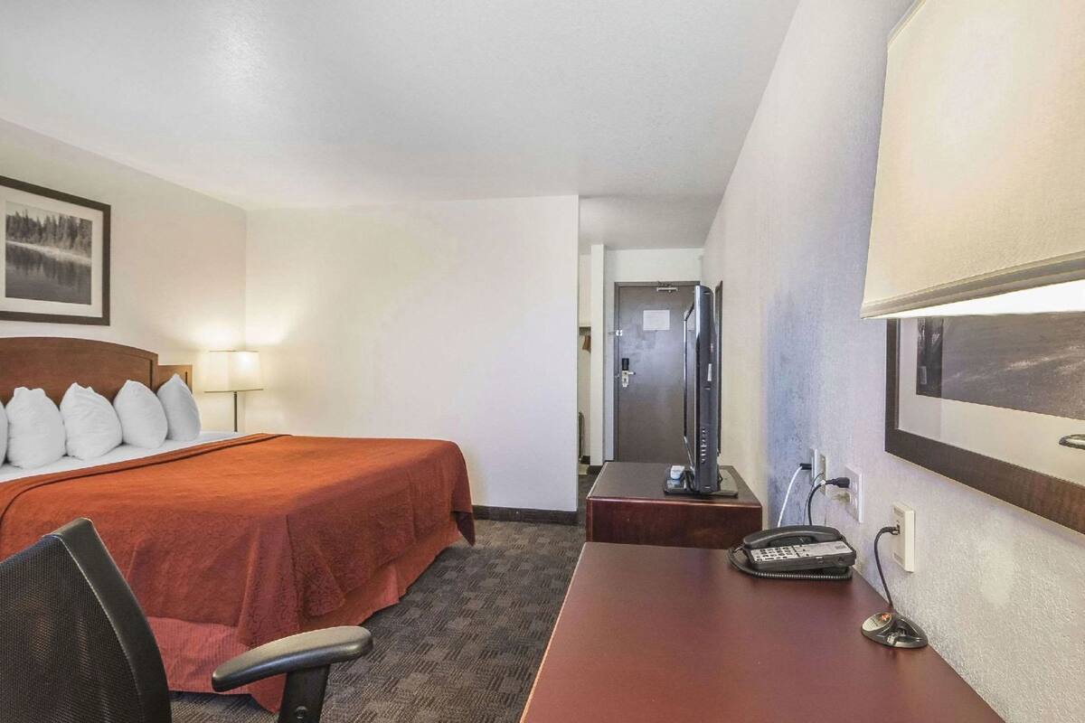 Desk, iron/ironing board, WiFi (free), bed sheets