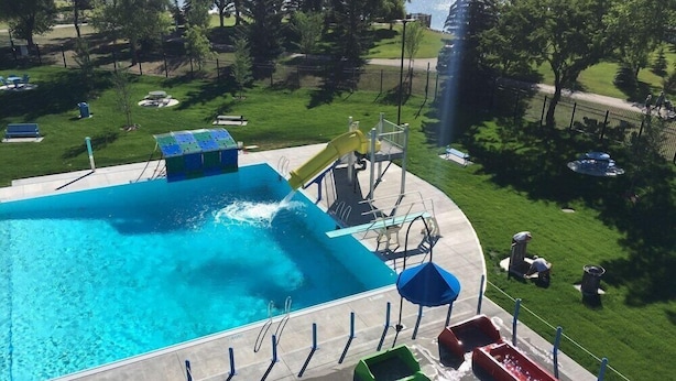 Pool - Superlodge Canada Lethbridge (Lethbridge)