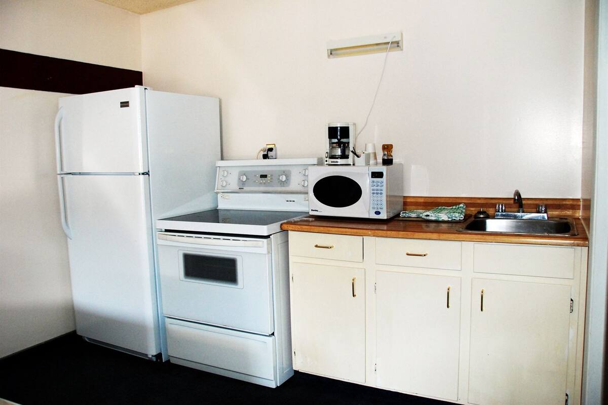 Family Double Room, 2 Queen Beds, Non Smoking, Kitchenette | Private kitchen | Coffee/tea maker, mini-fridge, microwave