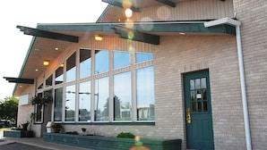 Exterior - Superlodge Canada Lethbridge (Lethbridge)