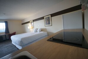 Quarto casal família, 2 camas Queen, para não fumantes, cozinha americana | Cozinha americana privada | Frigobar, micro-ondas, cafeteira/chaleira