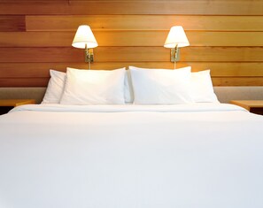 Classic Room, 1 King Bed | Desk, laptop workspace, blackout drapes, iron/ironing board
