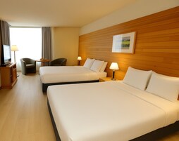 Escritorio, espacio para trabajar con un portátil, cortinas opacas