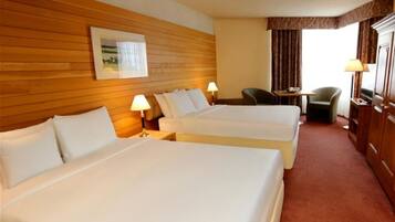 مكتب ومساحة عمل للكمبيوتر المحمول وستائر تعتيم ومكواة/لوح كي