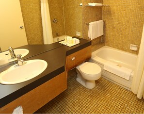 Chambre Confort, 2 grands lits | Salle de bain | Ensemble baignoire-douche, articles de toilette (gratuits)