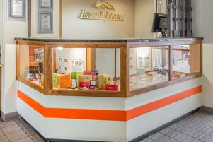 Una heladería Howard Johnson con mostrador de madera y vitrina de vidrio.