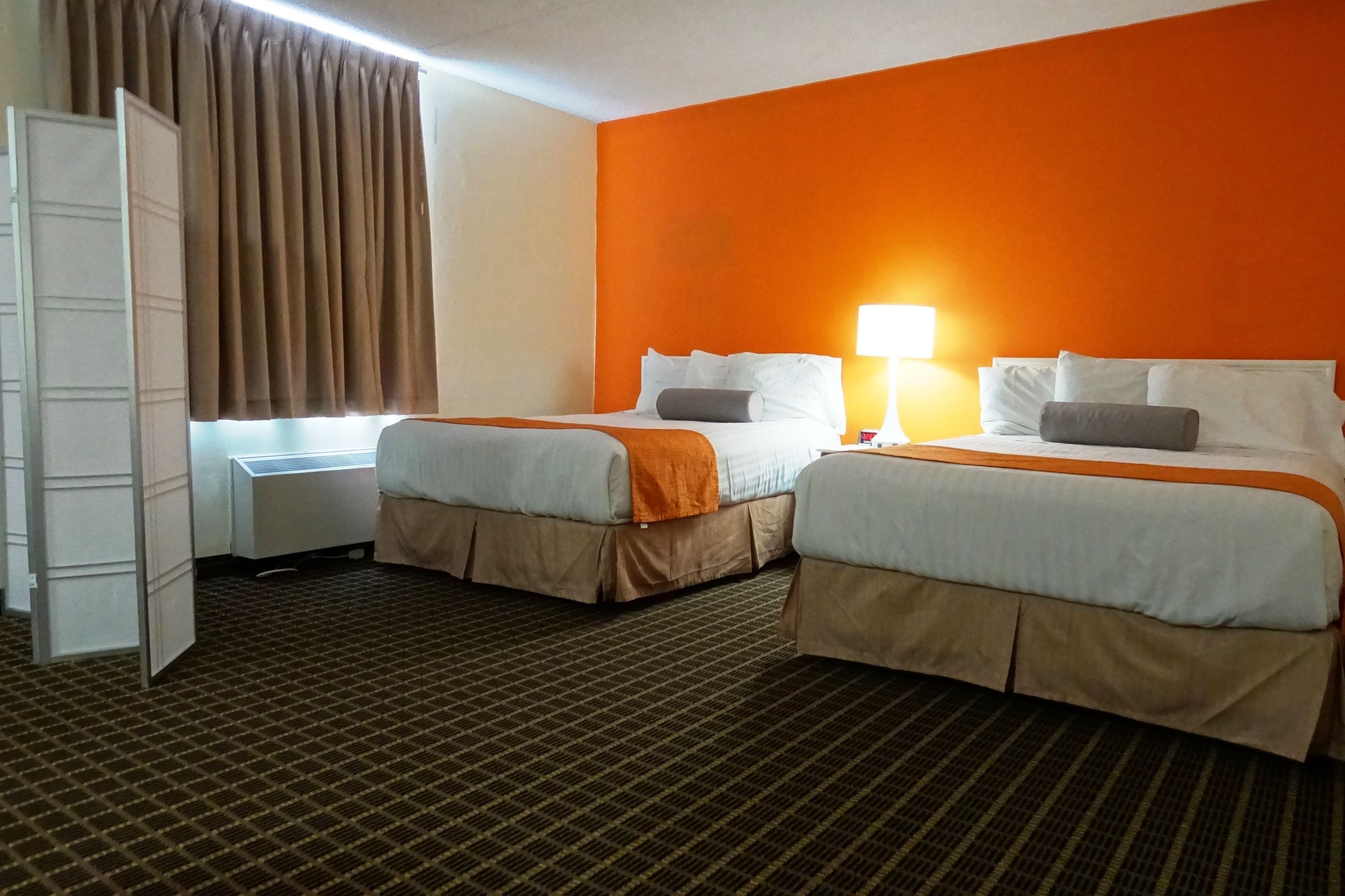 Suite estudio, 2 camas Queen size, para no fumadores | Espacio para trabajar con laptop y cortinas blackout 