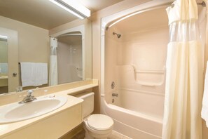 Combined shower/bathtub, hair dryer, towels