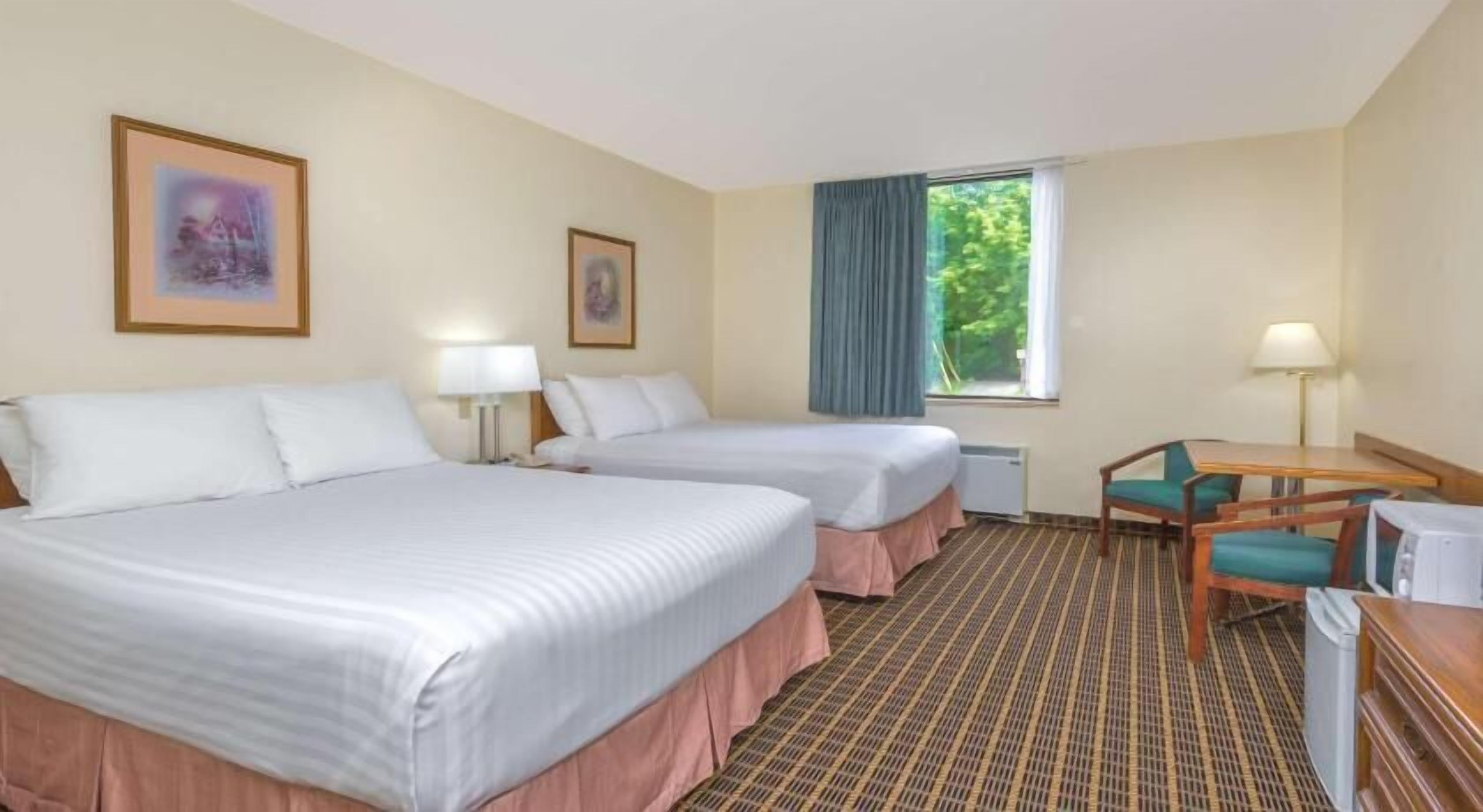 Ruang kerja komputer riba, langsir/tirai gelap terus 