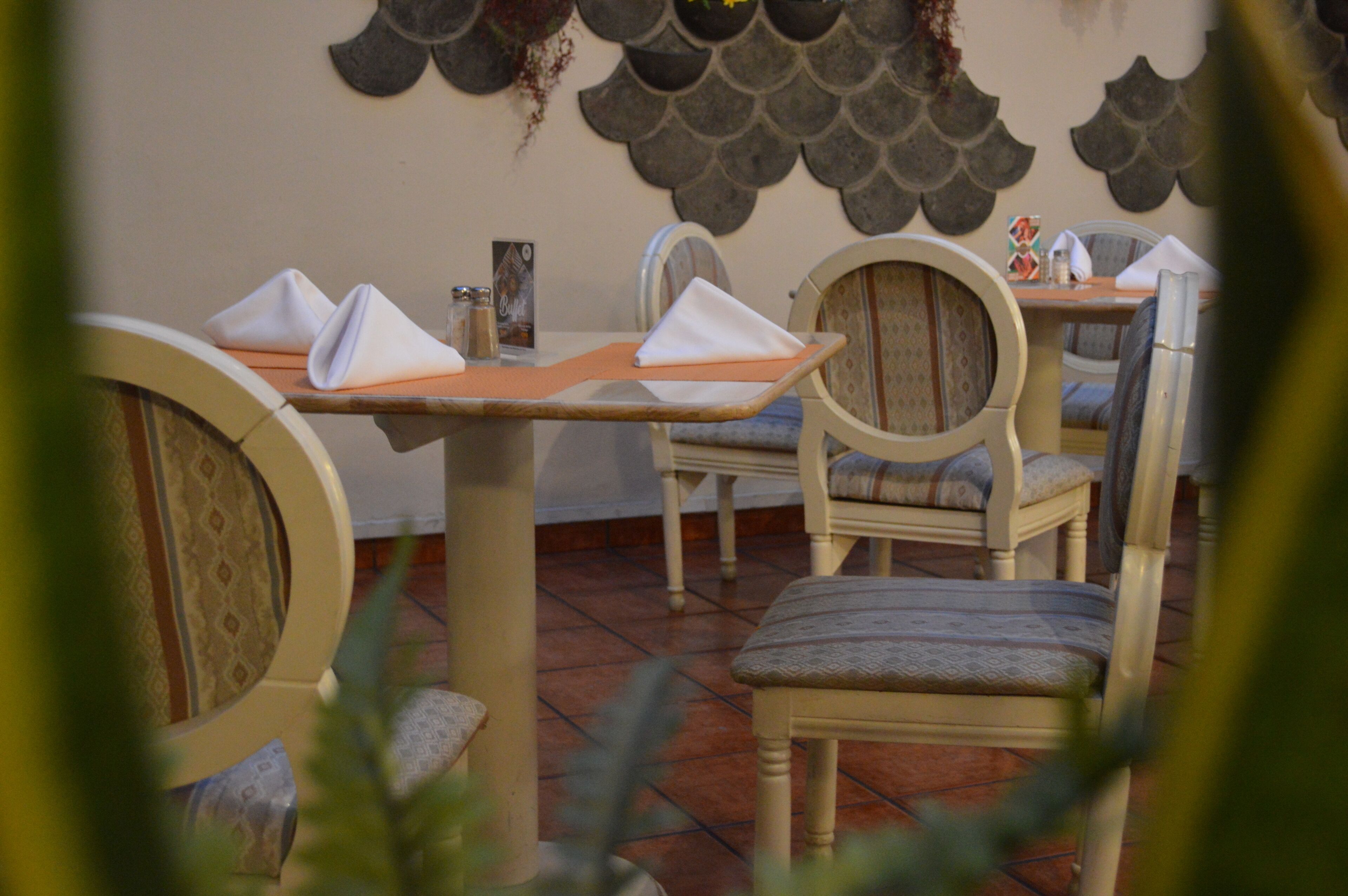 breakfast, lunch, dinner served; international cuisine