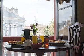 Standard Twin Room | In-room dining