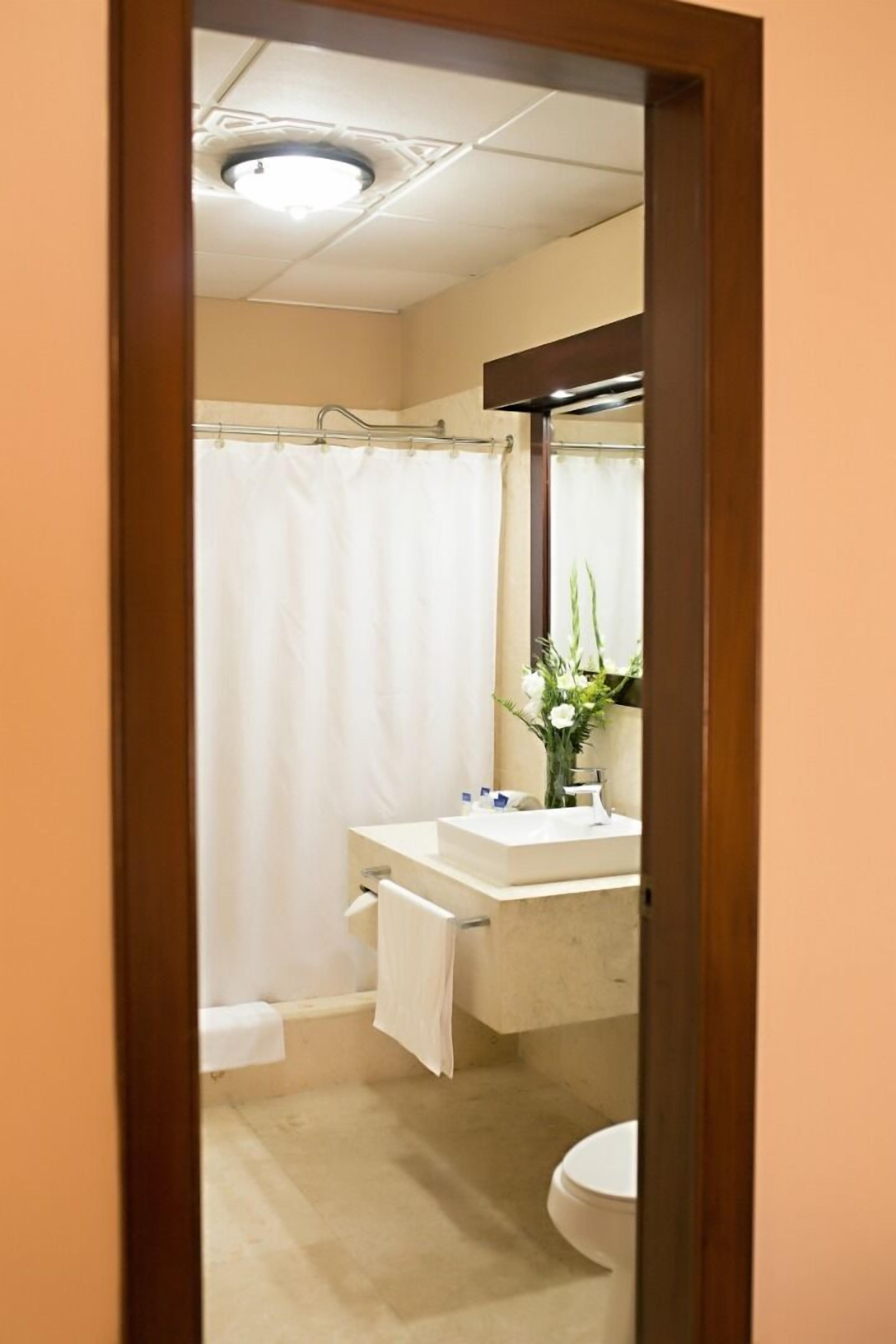 standard twin room | bathroom | shower, rainfall showerhead, free toiletries, towels