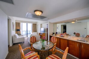 Suite, 2 slaapkamers, toegang tot de clublounge, uitzicht op zee (Dining) | Woonkamer | Een 32-inch lcd-televisie met kabelzenders en televisie
