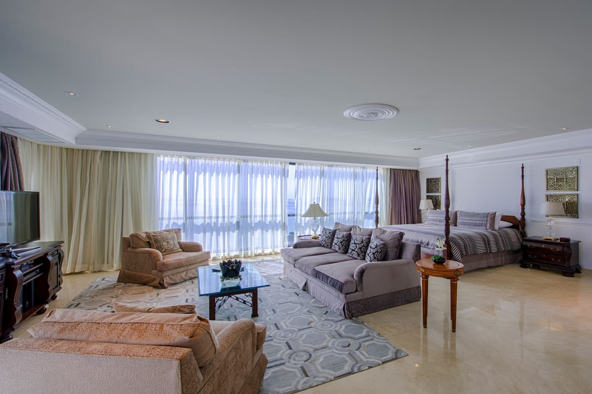 Presidential-Suite | 1 Schlafzimmer, Bettwäsche aus ägyptischer Baumwolle, Daunenbettdecken