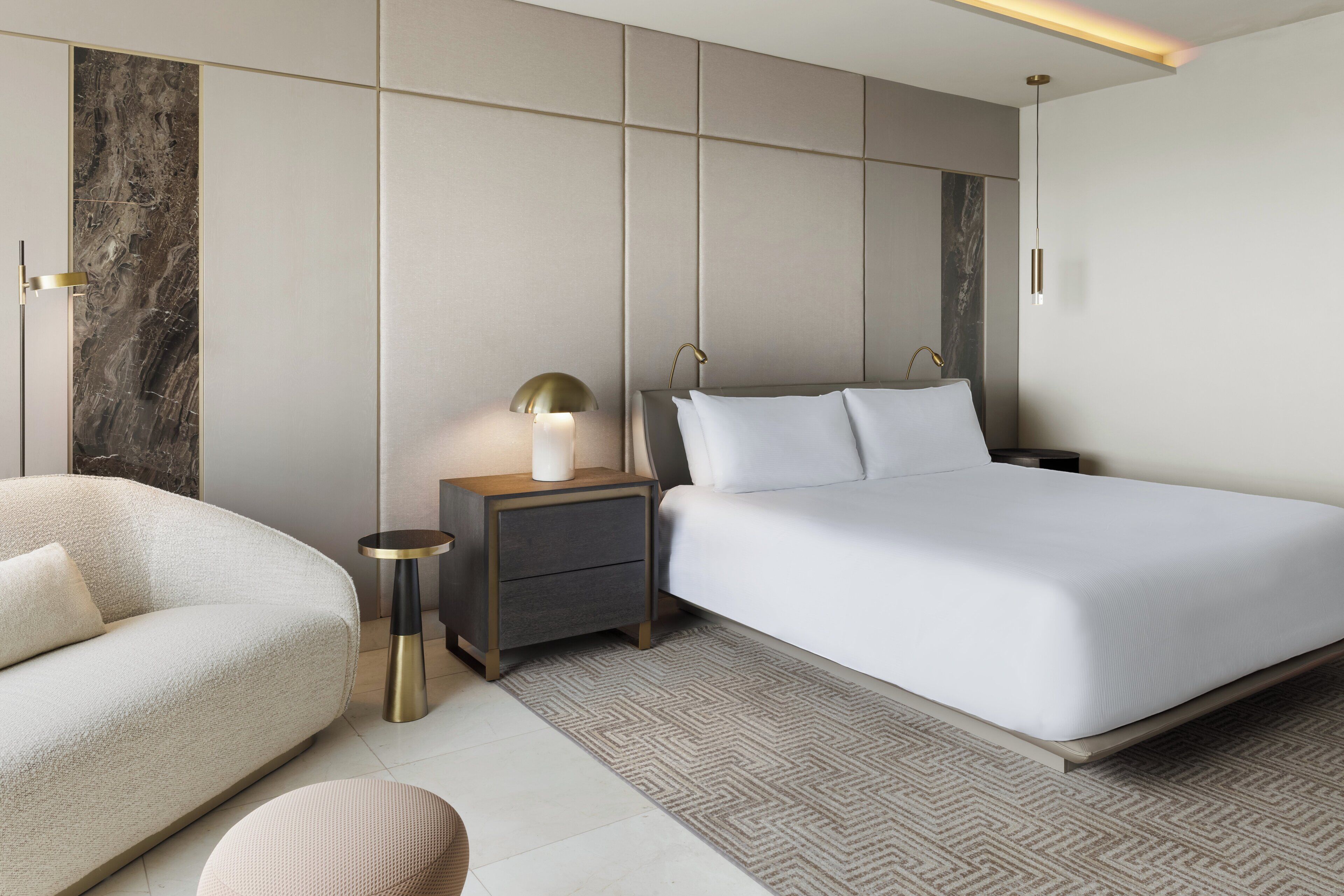 Chambre Premium, 1 très grand lit, accès au salon club, vue océan (High Floor) | Draps en coton égyptien, couette en duvet d'oie, minibar