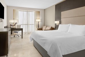 Chambre Premium, 1 très grand lit, accès au salon club, vue océan (High Floor) | Draps en coton égyptien, couette en duvet d'oie, minibar