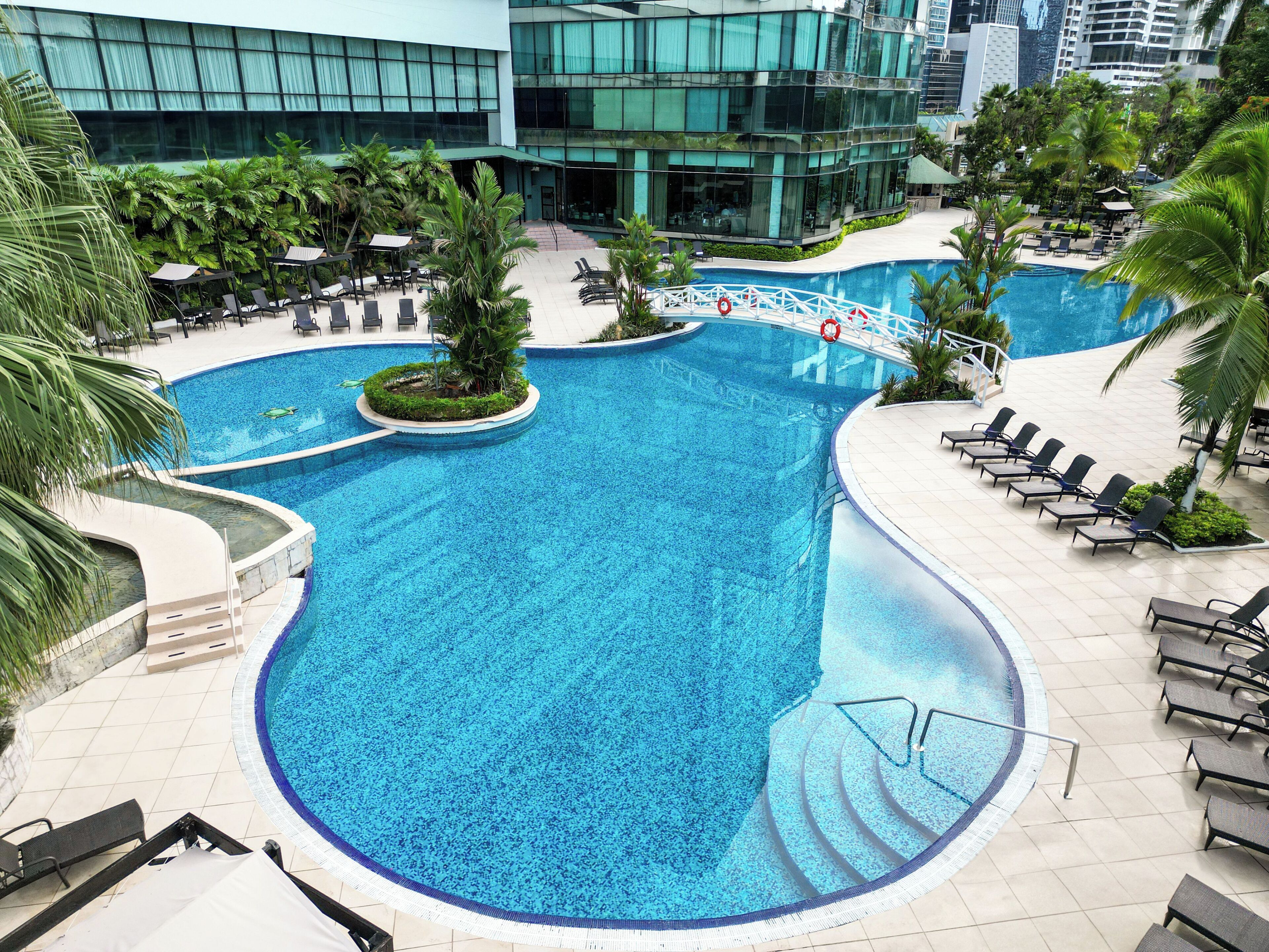 Piscina externa, guarda-sóis, espreguiçadeiras