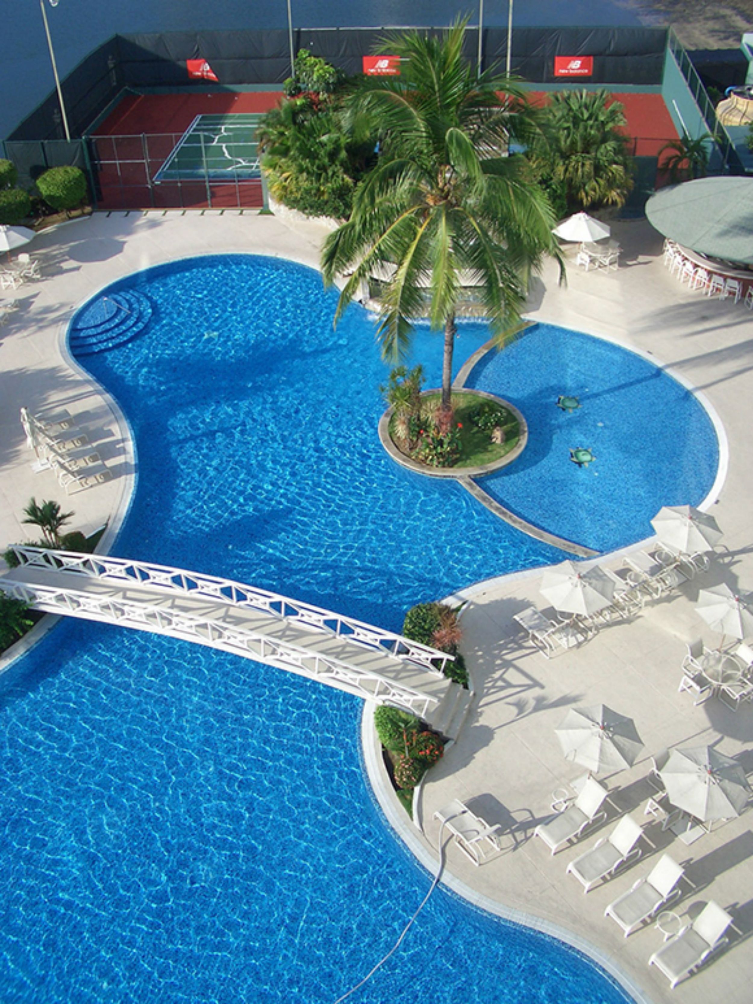 Piscine extérieure, parasols de plage, chaises longues