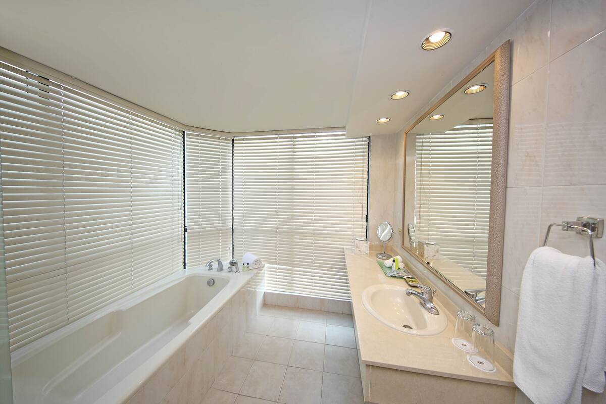 suite, 1 single bed (master) | bathroom | free toiletries, hair dryer, bathrobes, towels