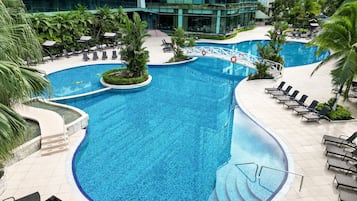 Piscina a l'aire lliure, para-sols i gandules