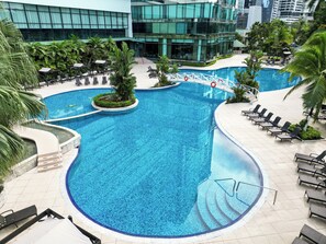 Outdoor pool, pool umbrellas, sun loungers - InterContinental Miramar Panama by IHG (Panama City)