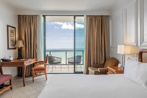 Habitación clásica, 1 cama de matrimonio grande, balcón, vistas al mar | Sábanas de algodón egipcio, edredones de plumas, minibar y caja fuerte